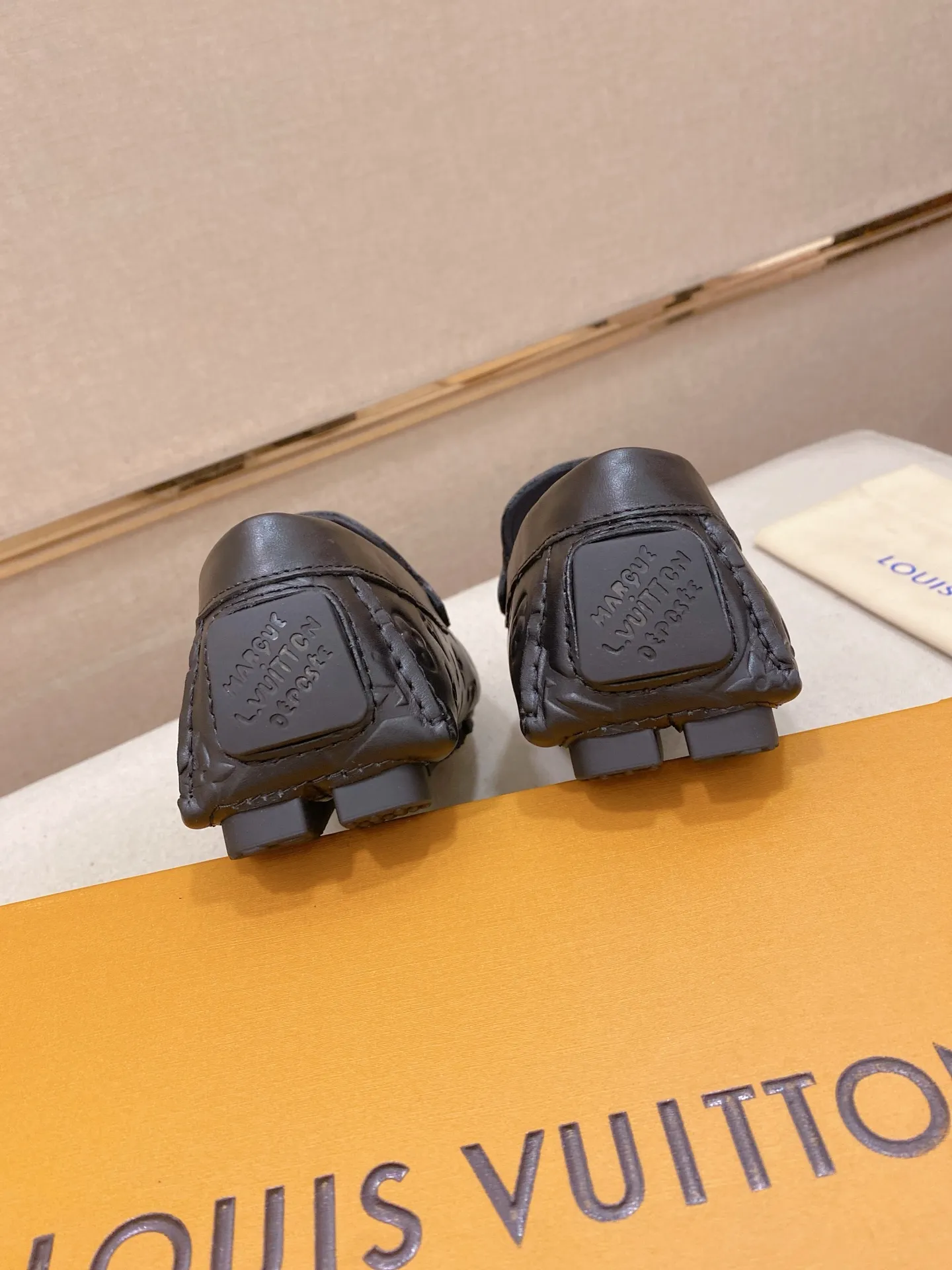 Factory price: 500💰High-end quality! LV 🆕🆕Exclusive hot-selling products in stock🔥🔥New products on the shelves, high-quality Ferragamo men's pea shoes, high-end casual driving shoes, with complete packaging! 💪 💪 Material: imported first-layer cowhide 🐂 + imported high-quality buffalo leather lining + wear-resistant outsole 👍🏻👍🏻 Features: high-end and comfortable, purely handmade 🚀 🚀 Create the perfect shoes that suit you best 🔥 🔥 Size: (38-44) 45 standard size can be customized!